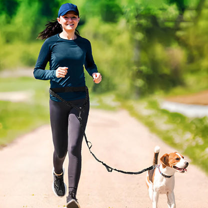 Laisse pour chien : Cette laisse attachable à la hanche de couleur noir permet à cette jeune femme de courir aisément au parc avec son teckel