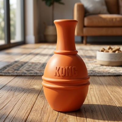 Jouet pour chien kong orange avec l'inscription KONG gravée posé sur un parquet.