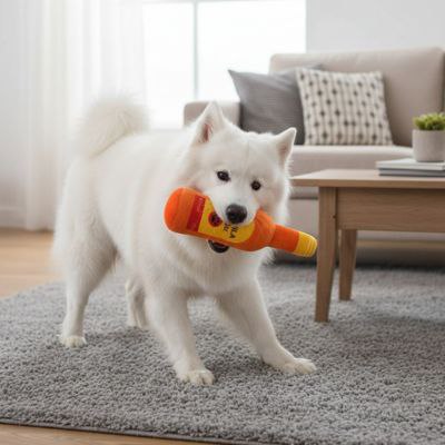 Samoyède debout sur un tapis tenant horizontalement un jouet pour chiens Tequila orange.