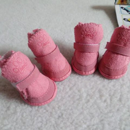 Gros plan sur un lot de 4 bottes roses avec logo patte "ACL", type chaussure pour chien.