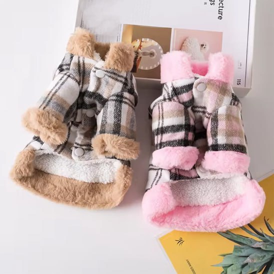 Deux modèles de manteau chien à carreaux : un marron beige et un rose, posés côte à côte.