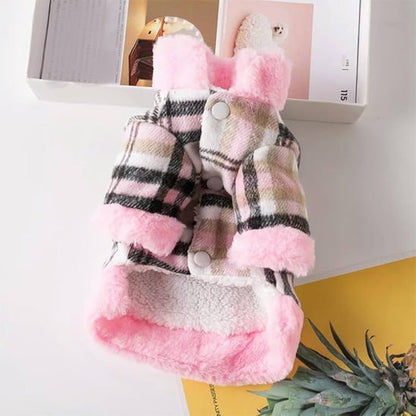 Manteau chien à carreaux roses avec boutons blancs et doublure en polaire douce.