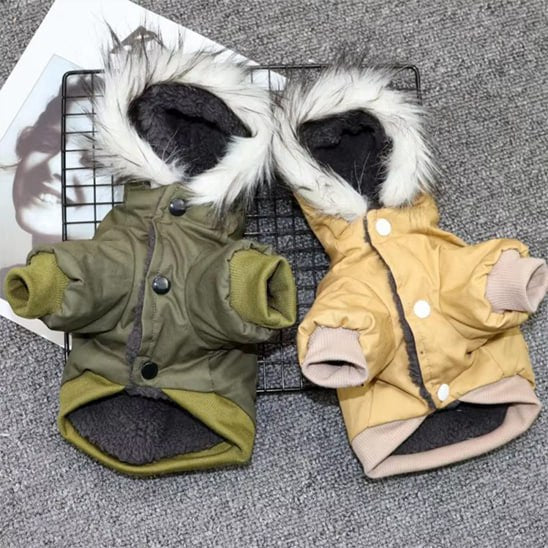 Duo de manteau pour chien en coloris kaki et jaune avec capuche bordée de fausse fourrure.