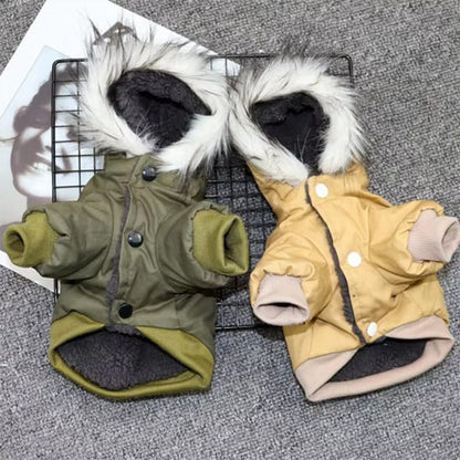 Duo de manteau pour chien en coloris kaki et jaune avec capuche bordée de fausse fourrure.
