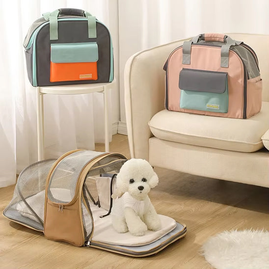 Trois modèles de sac a dos pour chien colorés et un Bichon Frisé dans l'extension ouverte.