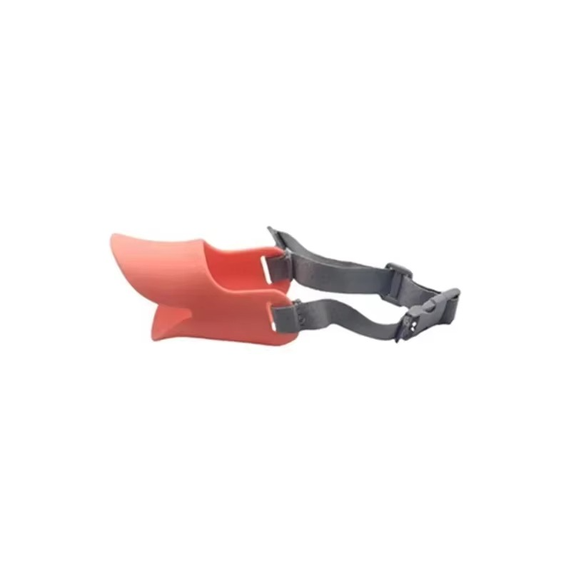 Muselière pour chien en silicone rouge avec sangles réglables, confortable et légère pour sorties en toute sécurité.