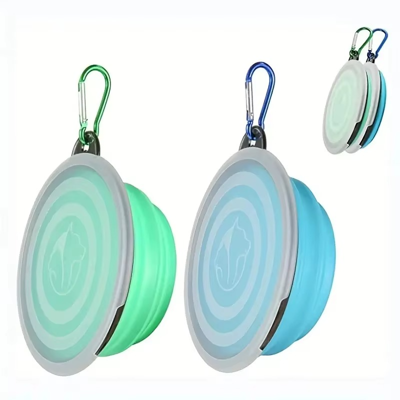 Vue de profil d'une gamelle chien verte et une bleue avec couvercles et mousquetons.