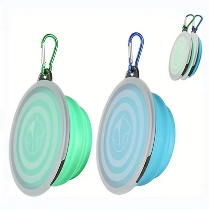 Vue de profil d'une gamelle chien verte et une bleue avec couvercles et mousquetons.