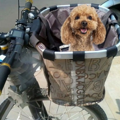 Caniche beige souriant dans un panier chien vélo beige texturé en ville.