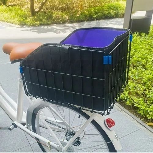 Panier chien vélo noir avec doublure intérieure violette et bleue sur un vélo blanc.