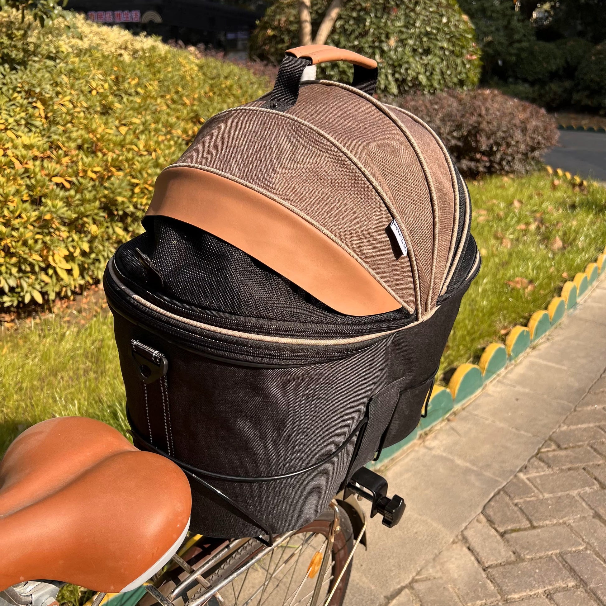 Panier pour vélo chien noir et marron PETSFIT fixé sur le porte-bagages arrière.