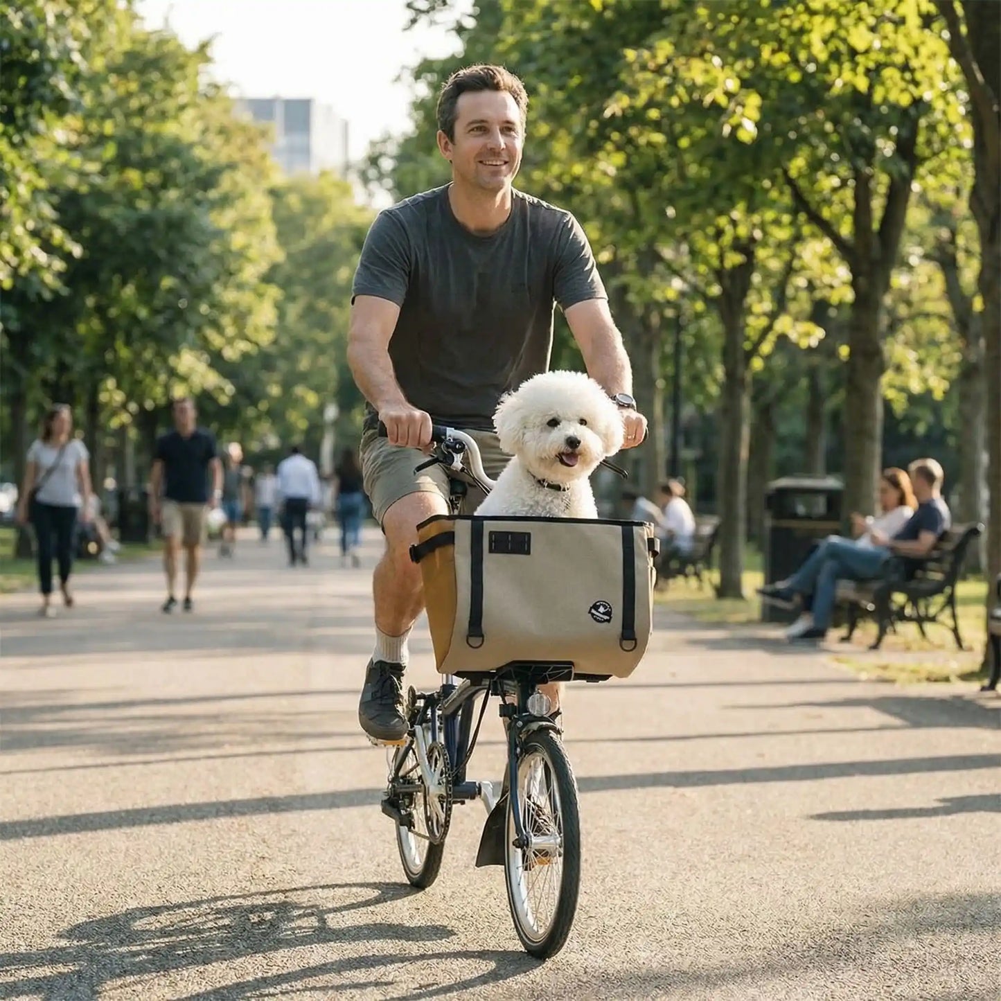Homme souriant avec son Bichon frisé dans un panier pour vélo chien bicolore au parc.