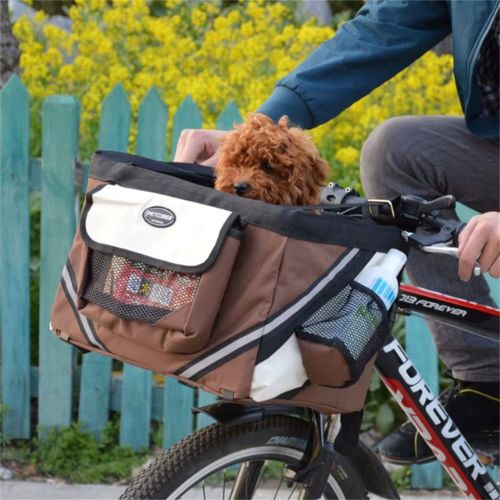 Caniche brun dans un panier vélo chien marron fixé sur un VTT de marque Forever.