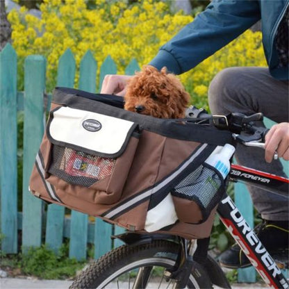 Caniche brun dans un panier vélo chien marron fixé sur un VTT de marque Forever.