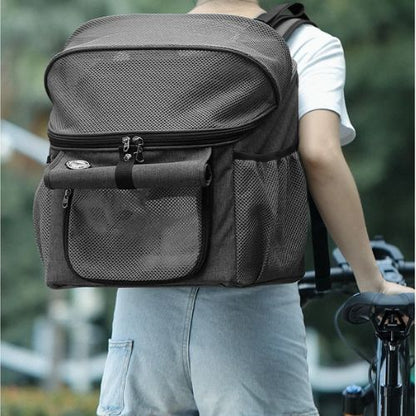 Panier velo chien porté en sac à dos par une cycliste à côté de son vélo.