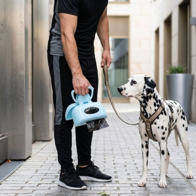 Homme en tenue de sport tenant une pelle a crotte bleue devant un Dalmatien dans une allée.