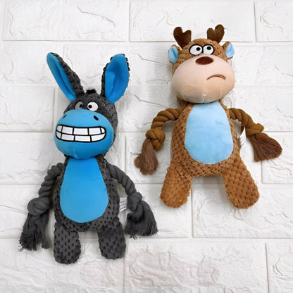 Peluche pour chiens en forme d'âne gris et de cerf marron sur un mur en briques blanches.