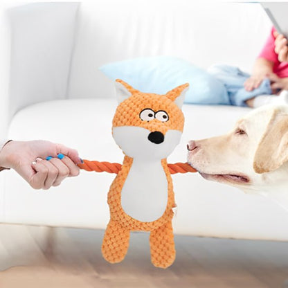 Jeu de traction avec une peluche pour chiens renard entre une main et un chien Labrador blanc.