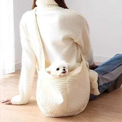 Petit Bichon blanc de dos dans un chien sac de transport en tissu matelassé beige.
