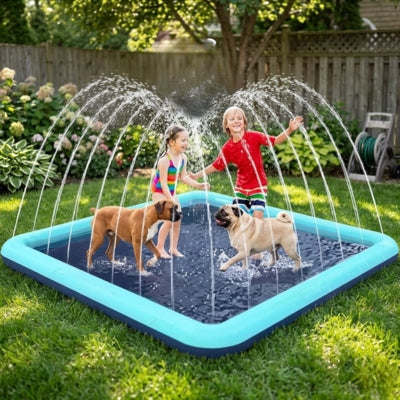 Un Boxer et un Carlin jouent avec deux enfants dans une piscine pour chien avec jets arqués.