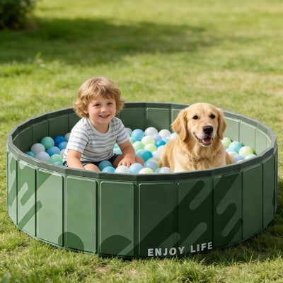 Golden Retriever et enfant dans une piscine pour chien remplie de balles "ENJOY LIFE".