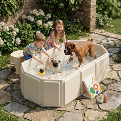 Enfants jouant avec un Boxer et un Carlin dans une piscine pour chien xxl beige.