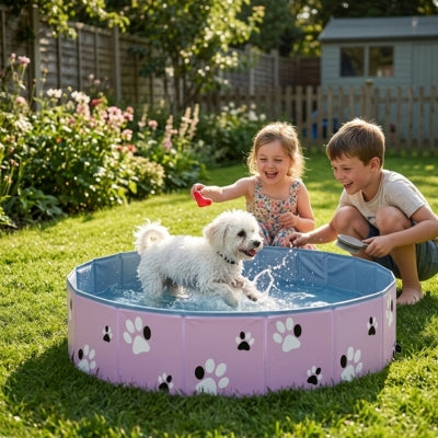 Enfants jouant avec un Bichon Frisé dans une piscine pour chiens rose à motifs de pattes.