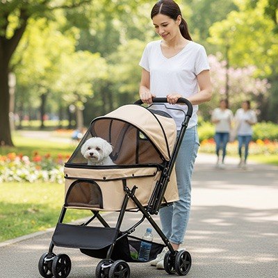 Femme en blanc poussant une poussette pour chien beige avec un Maltais près de fleurs.