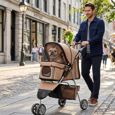 Homme poussant une poussette pour chien avec un Bouledogue français en ville devant "BOUTIQUE".