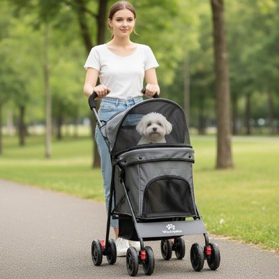 Bichon frisé dans une poussette pour chien grise Wadopats sur un chemin de parc.