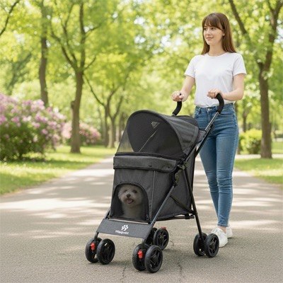 Femme en t-shirt blanc et jean avec une poussette pour chien Wedyvko grise et un bichon frisé