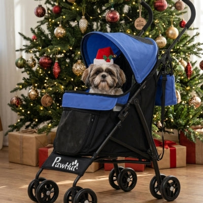 Shih Tzu avec bonnet de Noël dans l'une des poussettes pour chiens PawHut devant un sapin décoré.