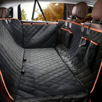 Banquette arrière vide avec une protection voiture chien installée et poches de rangement.