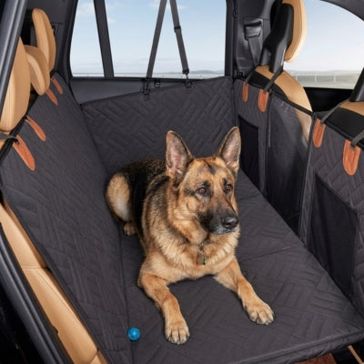 Berger Allemand couché sur une protection voiture chien noire et robuste.