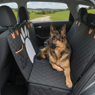 Berger Allemand couché sur une protection voiture chien dans un habitacle gris.
