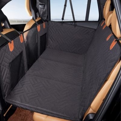 Banquette arrière équipée d'une protection voiture chien noire vide.