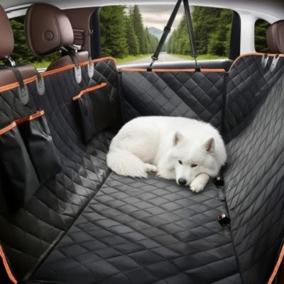 Samoyède blanc couché sur une protection voiture chien avec poches de rangement.