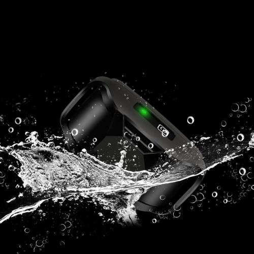 Gros plan du récepteur noir du collier de dressage chien résistant aux éclaboussures d'eau, mettant en évidence son étanchéité.