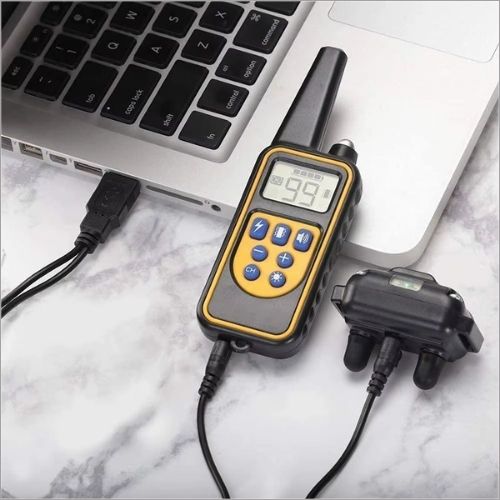 Télécommande et récepteur du collier de dressage chien en charge simultanée via un câble USB branché à un ordinateur portable.