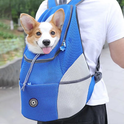 Chien Corgi souriant dans un sac a dos chien bleu avec logo Sport.