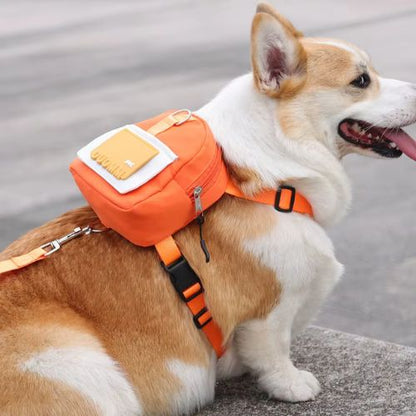 Vue latérale d'un Corgi portant un sac à dos chien orange avec sangles réglables.
