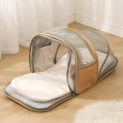 Extension en filet déployée d'un sac a dos pour chien beige posé sur un parquet.