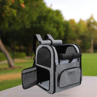 Vue de trois quarts d'un sac a dos pour chien gris Petskd ouvert avec filet de ventilation.