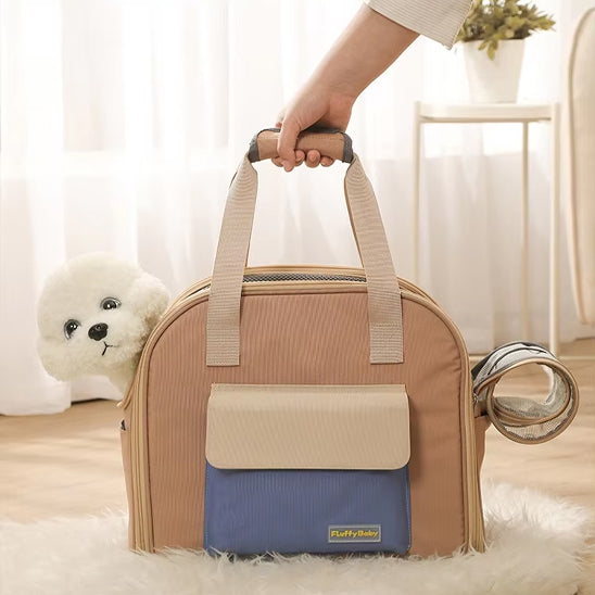 Main tenant la poignée d'un sac a dos pour chien beige et bleu avec un Bichon Frisé.