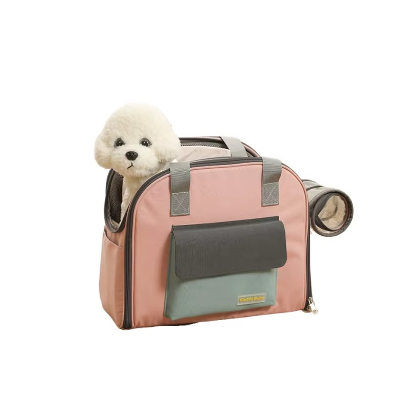 Sac a dos pour chien rose et gris avec un Bichon Frisé sortant la tête par l'ouverture.