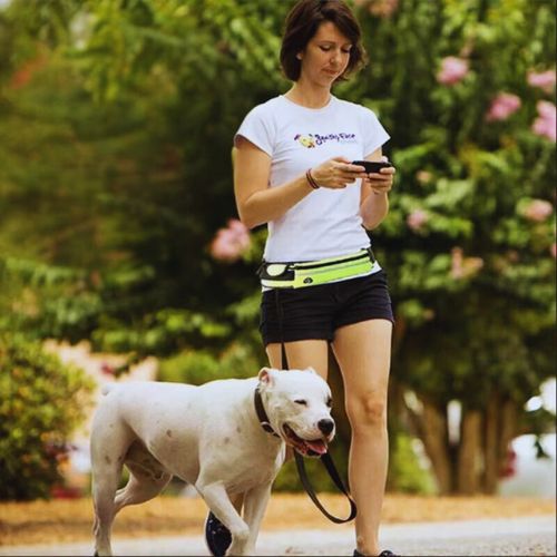 Laisse pour chien : Elle promène son pitbull en manipulant aisément son téléphone grâce à la laisse main libre de couleur vert fluo