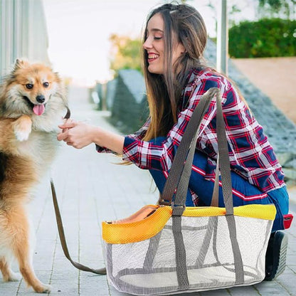 Sac de transport chien jaune et gris posé au sol près d'une femme et d'un Spitz Allemand.