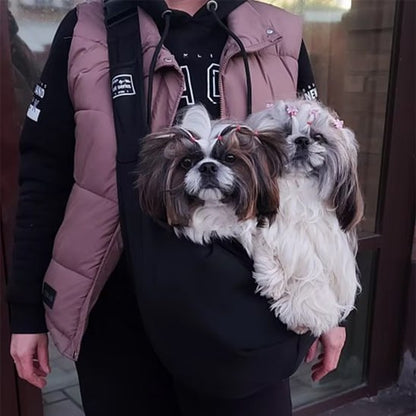 Deux chiens Shih Tzu ensemble dans un sac de transport chien noir porté sur une veste.