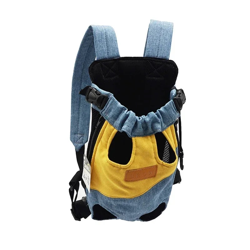 Sac de transport pour chien en jean bleu et jaune avec ouvertures pour les pattes et étiquette.