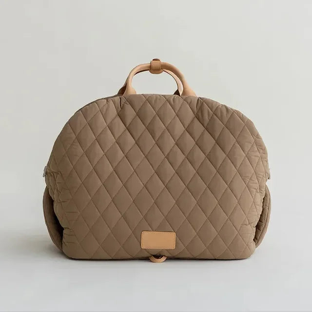 Présentation de joli sac de transport pour chien de couleur marron